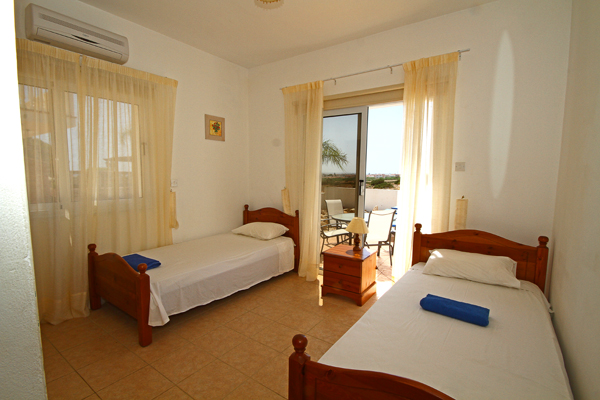 Twin bedroom - Ground floor